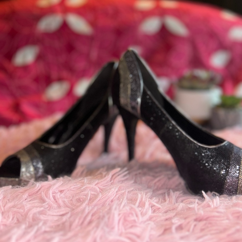 Pretty shoes, just getting old! 🤣 Clean home! Size 7m. Thank you so much!